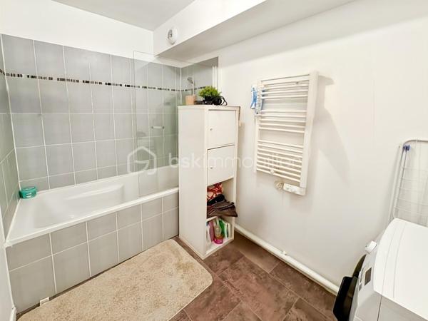 🏡 Appartement 3 pièces avec parking — Résidence sécurisée

Venez découvrir cet agréable appartement de 57 m², niché au deuxième étage (sur trois) d'une résidence récente dotée d'un ascenseur.

Dès l'entrée, des placards astucieusement intégrés annoncent la fonctionnalité des lieux. Le séjour, lumineux, s'ouvre sur une cuisine moderne entièrement équipée, créant un bel espace de vie convivial. Deux chambres confortables, une salle de bain fonctionnelle ainsi que des toilettes séparées complètent l'ensemble.

Un agréable balcon sans vis-à-vis offre une vue dégagée sur des espaces verdoyants — un vrai plus pour profiter de moments de calme au quotidien. Une place de parking privée en sous-sol sécurisé vient compléter ce bien.

La résidence bénéficie d'une sécurisation complète : accès par badge pour le portail et la porte principale, clé individuelle pour l'ascenseur et les parties communes. Un local fermé est également à disposition pour le rangement des vélos et poussettes.

Atout supplémentaire, ce bien affiche un DPE B, synonyme d'excellentes performances énergétiques et d'économies durables au quotidien.

Idéalement situé, cet appartement bénéficie de la proximité des transports en commun, des écoles et des commerces.

Information importante, les charges de copropriété incluent, en plus des dépenses générales courantes (ascenseur, espaces verts, entretien des parties communes), l'eau chaude/froide et le chauffage.

📞 Contactez-moi pour plus d'informations ou organiser une visite.
