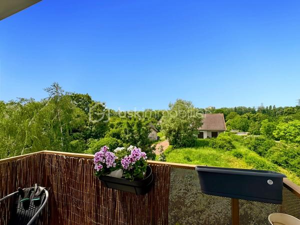 🏡 Appartement 3 pièces avec parking — Résidence sécurisée

Venez découvrir cet agréable appartement de 57 m², niché au deuxième étage (sur trois) d'une résidence récente dotée d'un ascenseur.

Dès l'entrée, des placards astucieusement intégrés annoncent la fonctionnalité des lieux. Le séjour, lumineux, s'ouvre sur une cuisine moderne entièrement équipée, créant un bel espace de vie convivial. Deux chambres confortables, une salle de bain fonctionnelle ainsi que des toilettes séparées complètent l'ensemble.

Un agréable balcon sans vis-à-vis offre une vue dégagée sur des espaces verdoyants — un vrai plus pour profiter de moments de calme au quotidien. Une place de parking privée en sous-sol sécurisé vient compléter ce bien.

La résidence bénéficie d'une sécurisation complète : accès par badge pour le portail et la porte principale, clé individuelle pour l'ascenseur et les parties communes. Un local fermé est également à disposition pour le rangement des vélos et poussettes.

Atout supplémentaire, ce bien affiche un DPE B, synonyme d'excellentes performances énergétiques et d'économies durables au quotidien.

Idéalement situé, cet appartement bénéficie de la proximité des transports en commun, des écoles et des commerces.

Information importante, les charges de copropriété incluent, en plus des dépenses générales courantes (ascenseur, espaces verts, entretien des parties communes), l'eau chaude/froide et le chauffage.

📞 Contactez-moi pour plus d'informations ou organiser une visite.