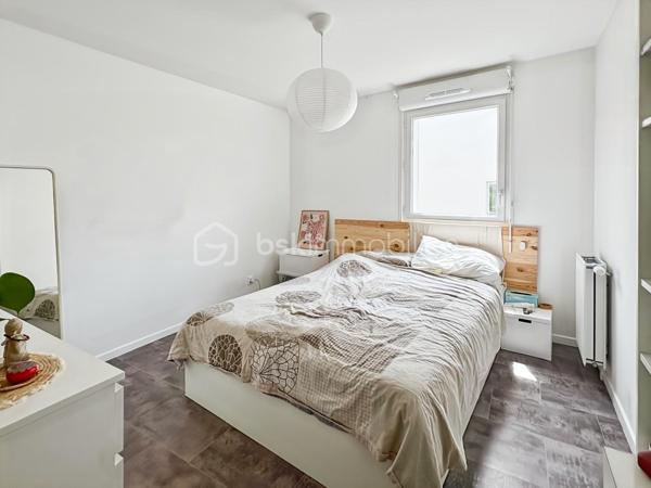 🏡 Appartement 3 pièces avec parking — Résidence sécurisée

Venez découvrir cet agréable appartement de 57 m², niché au deuxième étage (sur trois) d'une résidence récente dotée d'un ascenseur.

Dès l'entrée, des placards astucieusement intégrés annoncent la fonctionnalité des lieux. Le séjour, lumineux, s'ouvre sur une cuisine moderne entièrement équipée, créant un bel espace de vie convivial. Deux chambres confortables, une salle de bain fonctionnelle ainsi que des toilettes séparées complètent l'ensemble.

Un agréable balcon sans vis-à-vis offre une vue dégagée sur des espaces verdoyants — un vrai plus pour profiter de moments de calme au quotidien. Une place de parking privée en sous-sol sécurisé vient compléter ce bien.

La résidence bénéficie d'une sécurisation complète : accès par badge pour le portail et la porte principale, clé individuelle pour l'ascenseur et les parties communes. Un local fermé est également à disposition pour le rangement des vélos et poussettes.

Atout supplémentaire, ce bien affiche un DPE B, synonyme d'excellentes performances énergétiques et d'économies durables au quotidien.

Idéalement situé, cet appartement bénéficie de la proximité des transports en commun, des écoles et des commerces.

Information importante, les charges de copropriété incluent, en plus des dépenses générales courantes (ascenseur, espaces verts, entretien des parties communes), l'eau chaude/froide et le chauffage.

📞 Contactez-moi pour plus d'informations ou organiser une visite.