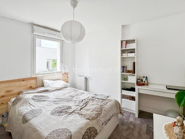 🏡 Appartement 3 pièces avec parking — Résidence sécurisée

Venez découvrir cet agréable appartement de 57 m², niché au deuxième étage (sur trois) d'une résidence récente dotée d'un ascenseur.

Dès l'entrée, des placards astucieusement intégrés annoncent la fonctionnalité des lieux. Le séjour, lumineux, s'ouvre sur une cuisine moderne entièrement équipée, créant un bel espace de vie convivial. Deux chambres confortables, une salle de bain fonctionnelle ainsi que des toilettes séparées complètent l'ensemble.

Un agréable balcon sans vis-à-vis offre une vue dégagée sur des espaces verdoyants — un vrai plus pour profiter de moments de calme au quotidien. Une place de parking privée en sous-sol sécurisé vient compléter ce bien.

La résidence bénéficie d'une sécurisation complète : accès par badge pour le portail et la porte principale, clé individuelle pour l'ascenseur et les parties communes. Un local fermé est également à disposition pour le rangement des vélos et poussettes.

Atout supplémentaire, ce bien affiche un DPE B, synonyme d'excellentes performances énergétiques et d'économies durables au quotidien.

Idéalement situé, cet appartement bénéficie de la proximité des transports en commun, des écoles et des commerces.

Information importante, les charges de copropriété incluent, en plus des dépenses générales courantes (ascenseur, espaces verts, entretien des parties communes), l'eau chaude/froide et le chauffage.

📞 Contactez-moi pour plus d'informations ou organiser une visite.