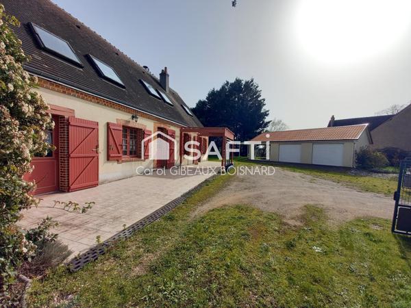 Maison de caractère avec double garage, combles aménageables et terrain.