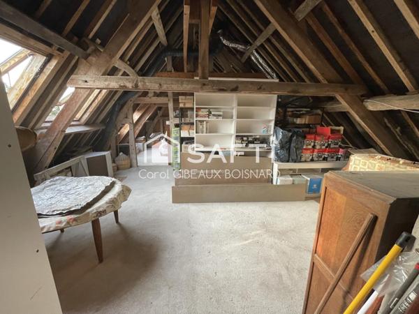 Maison de caractère avec double garage, combles aménageables et terrain.
