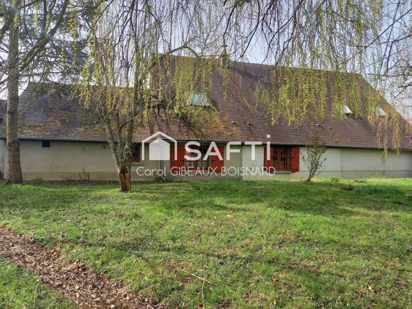 Maison de caractère avec double garage, combles aménageables et terrain.