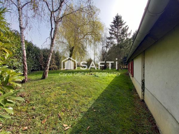 Maison de caractère avec double garage, combles aménageables et terrain.
