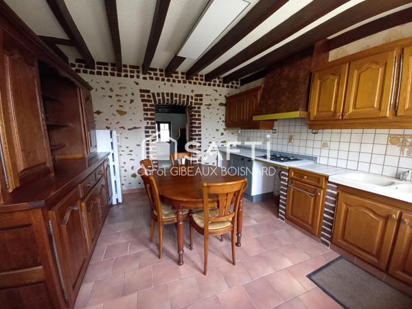 Maison de caractère avec double garage, combles aménageables et terrain.