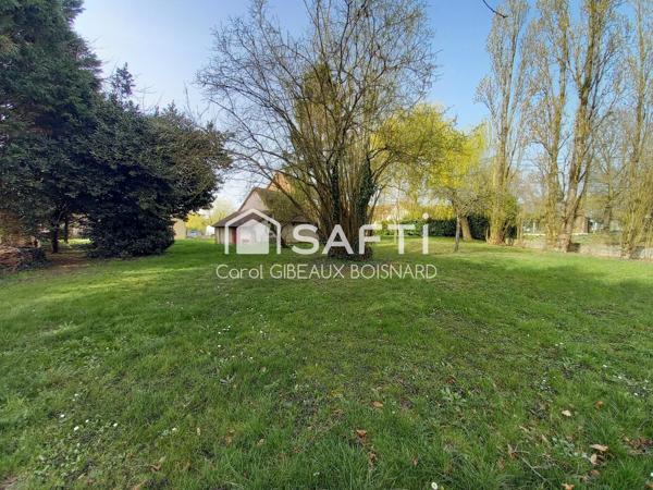 Maison de caractère avec double garage, combles aménageables et terrain.
