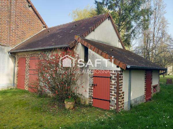 Maison de caractère avec double garage, combles aménageables et terrain.