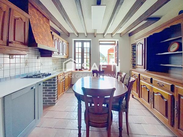 Maison de caractère avec double garage, combles aménageables et terrain.
