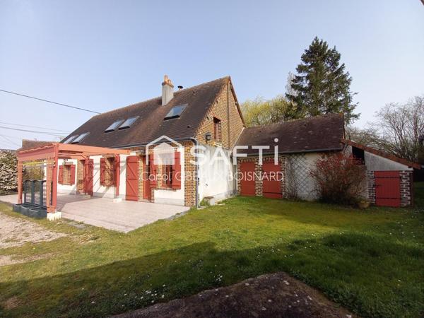 Maison de caractère avec double garage, combles aménageables et terrain.