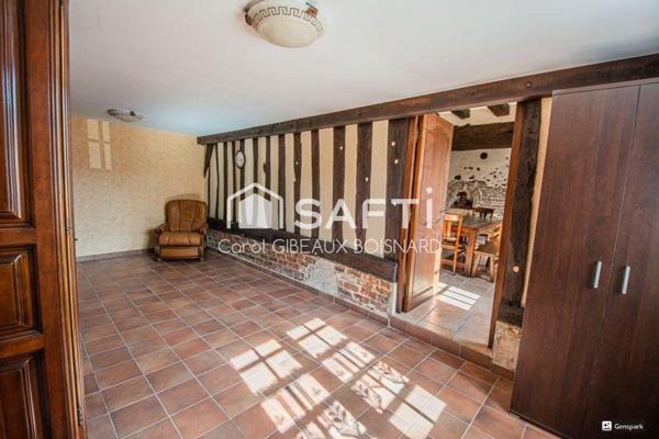 Maison de caractère avec double garage, combles aménageables et terrain.