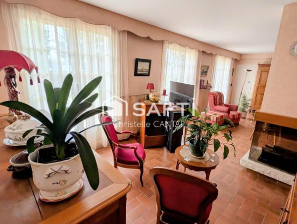 Maison 263 m², 7 pièces, garages, dépendances.