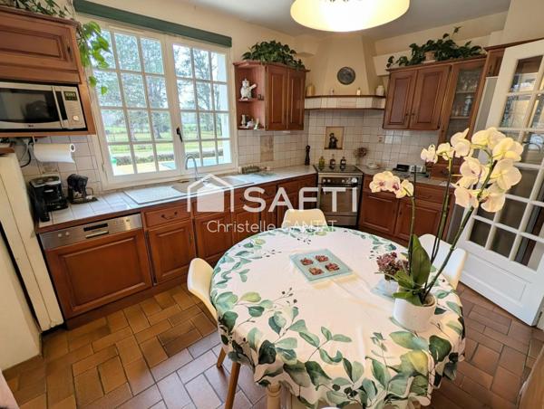 Maison 263 m², 7 pièces, garages, dépendances.