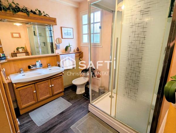 Maison 263 m², 7 pièces, garages, dépendances.