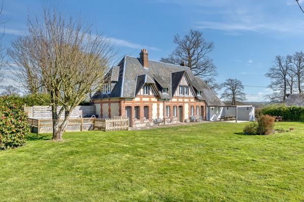 Normande de charme sur terrain paysagé avec paddock et piscine