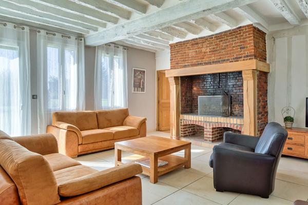 Normande de charme sur terrain paysagé avec paddock et piscine