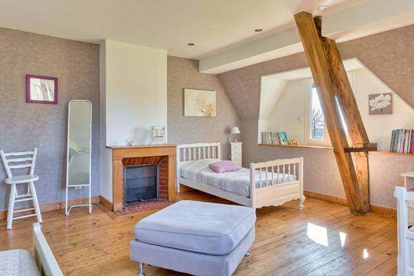 Normande de charme sur terrain paysagé avec paddock et piscine