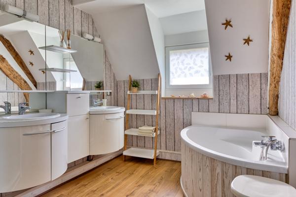 Normande de charme sur terrain paysagé avec paddock et piscine