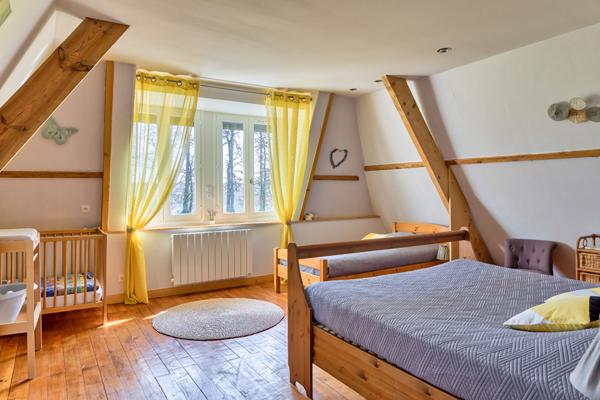 Normande de charme sur terrain paysagé avec paddock et piscine