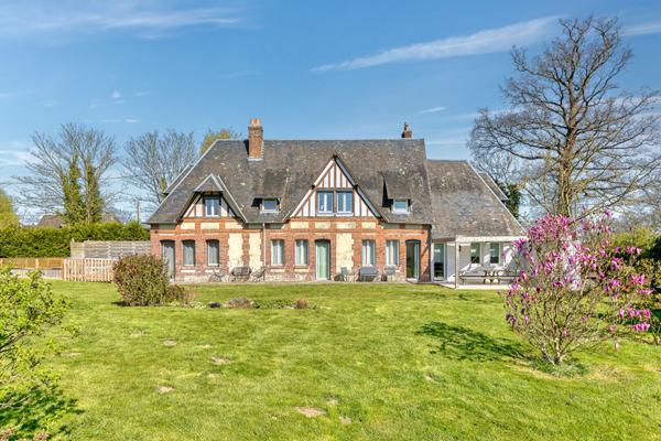 Normande de charme sur terrain paysagé avec paddock et piscine