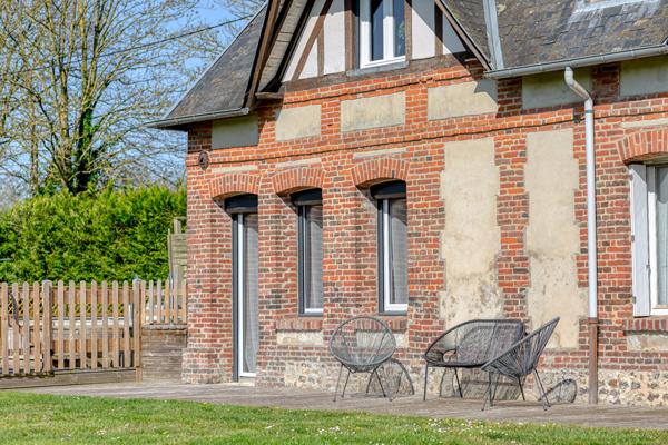 Normande de charme sur terrain paysagé avec paddock et piscine