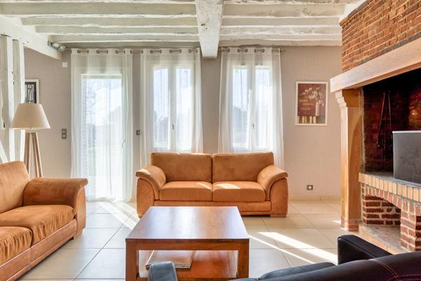 Normande de charme sur terrain paysagé avec paddock et piscine