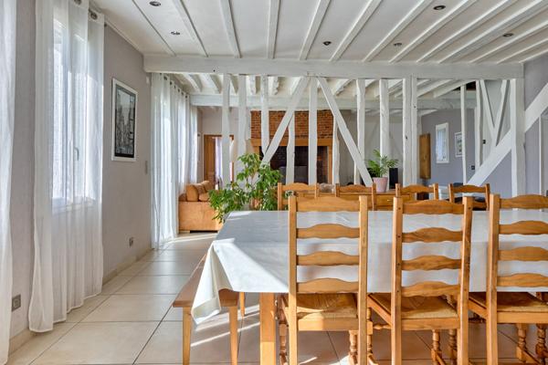 Normande de charme sur terrain paysagé avec paddock et piscine