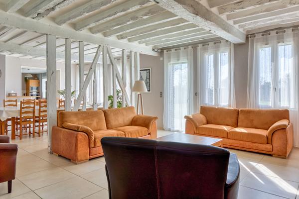 Normande de charme sur terrain paysagé avec paddock et piscine