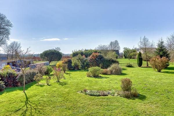 Normande de charme sur terrain paysagé avec paddock et piscine