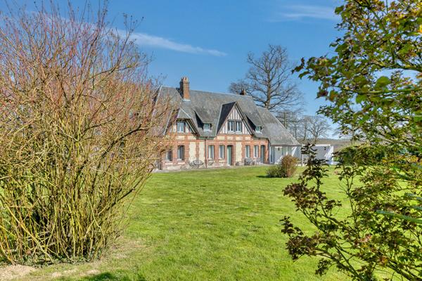 Normande de charme sur terrain paysagé avec paddock et piscine