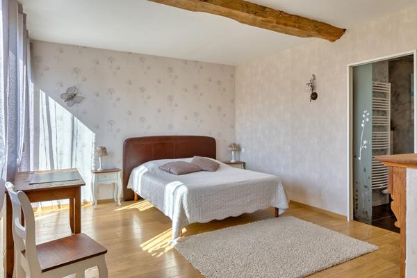 Normande de charme sur terrain paysagé avec paddock et piscine