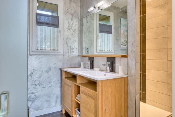 Normande de charme sur terrain paysagé avec paddock et piscine