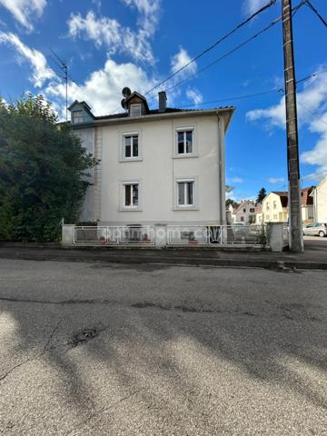 BRUNSTATT, quartier résidentiel,5min à pied du centre ville, maison mitoyenne 123m² au sol, 2chambres, comble aménageable, sous-sol complet. Top emplacement.