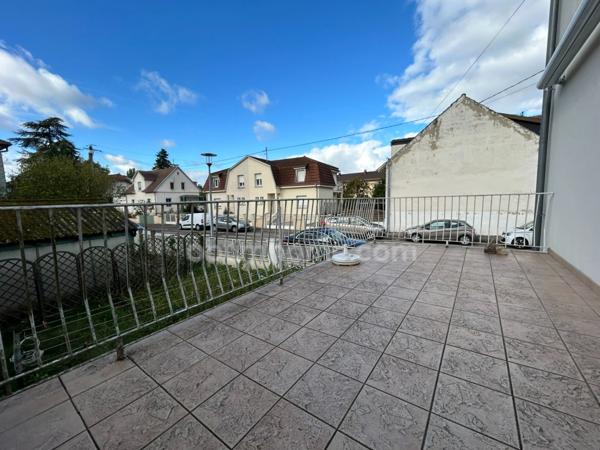 BRUNSTATT, quartier résidentiel,5min à pied du centre ville, maison mitoyenne 123m² au sol, 2chambres, comble aménageable, sous-sol complet. Top emplacement.