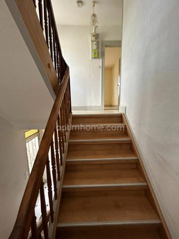 BRUNSTATT, quartier résidentiel,5min à pied du centre ville, maison mitoyenne 123m² au sol, 2chambres, comble aménageable, sous-sol complet. Top emplacement.