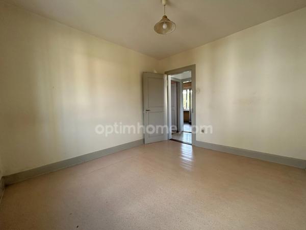 BRUNSTATT, quartier résidentiel,5min à pied du centre ville, maison mitoyenne 123m² au sol, 2chambres, comble aménageable, sous-sol complet. Top emplacement.