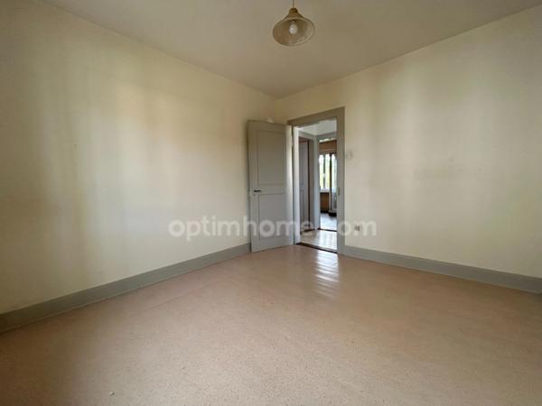 BRUNSTATT, quartier résidentiel,5min à pied du centre ville, maison mitoyenne 123m² au sol, 2chambres, comble aménageable, sous-sol complet. Top emplacement.