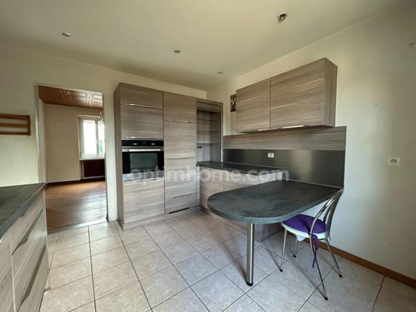 BRUNSTATT, quartier résidentiel,5min à pied du centre ville, maison mitoyenne 123m² au sol, 2chambres, comble aménageable, sous-sol complet. Top emplacement.