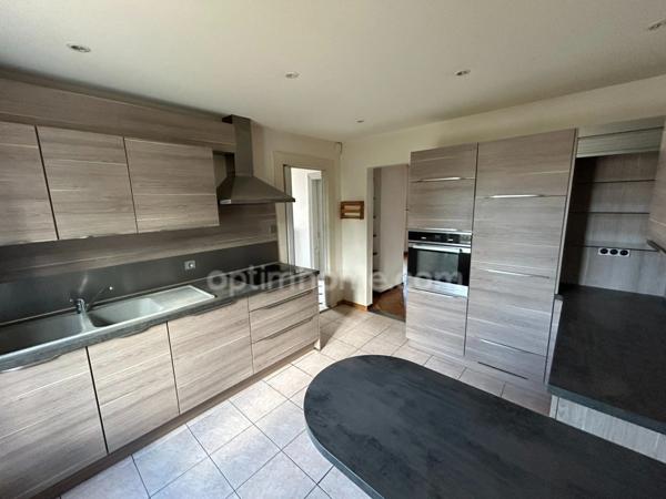 BRUNSTATT, quartier résidentiel,5min à pied du centre ville, maison mitoyenne 123m² au sol, 2chambres, comble aménageable, sous-sol complet. Top emplacement.