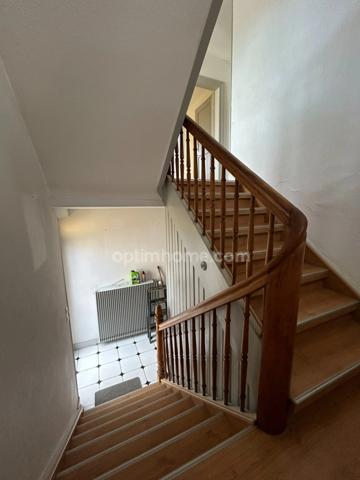 BRUNSTATT, quartier résidentiel,5min à pied du centre ville, maison mitoyenne 123m² au sol, 2chambres, comble aménageable, sous-sol complet. Top emplacement.