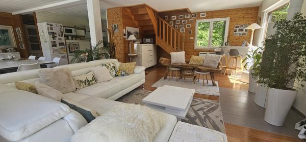 Gap (05000) TRES BELLE MAISON BOIS AVEC PISCINE SUR GRAND TERRAIN