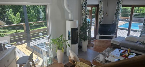 Gap (05000) TRES BELLE MAISON BOIS AVEC PISCINE SUR GRAND TERRAIN