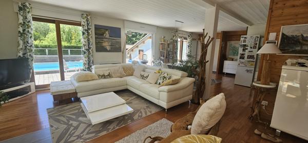 Gap (05000) TRES BELLE MAISON BOIS AVEC PISCINE SUR GRAND TERRAIN