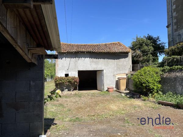 MAISON CENTRE VILLE MONCONTOUR A RENOVER