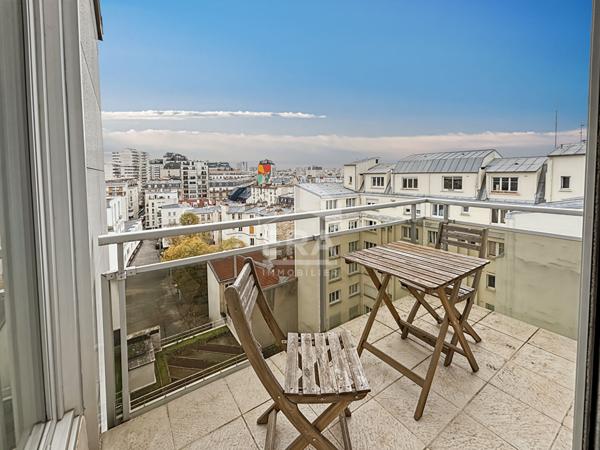 Charmant 2 pièces en très bon état avec balcon, cave et parking