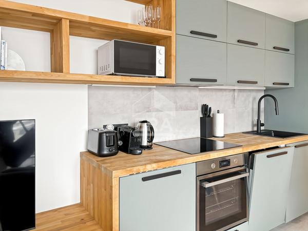 Charmant 2 pièces en très bon état avec balcon, cave et parking