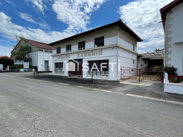 Batiment idéalement situé à St Palais !