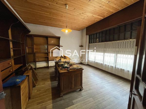 Batiment idéalement situé à St Palais !