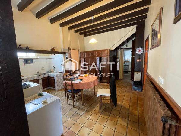 Batiment idéalement situé à St Palais !