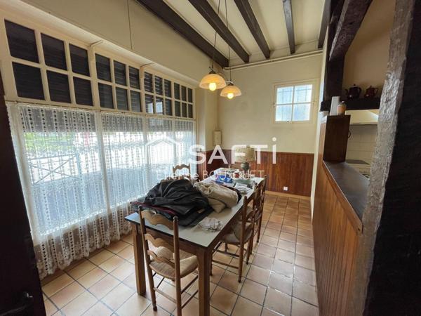 Batiment idéalement situé à St Palais !