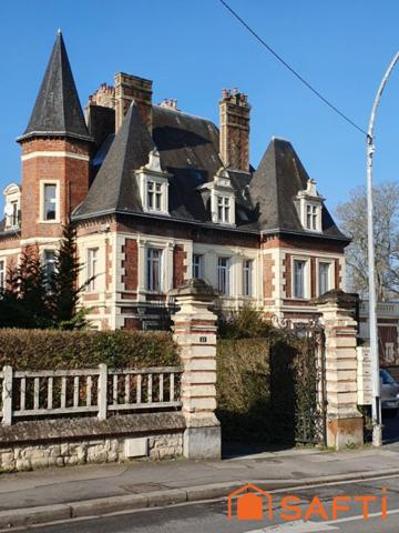 DUPLEX ATYPIQUE AVEC ASCENSEUR AU CŒUR DE LISIEUX